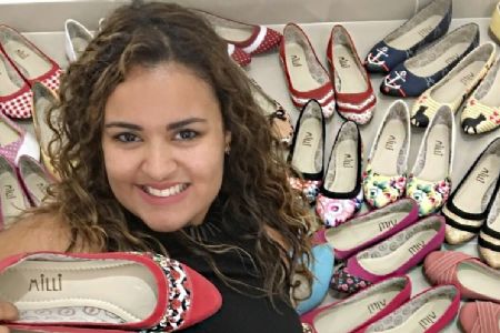 Tirou R$ 4.000 da poupan�a, vendeu sapatilhas em casa e abriu 63 franquias