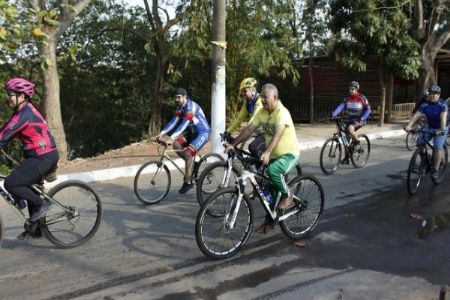 Cerca de 70 ciclistas participaram do primeiro Pedal Solid�rio do Legislativo