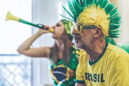 Como evitar que roj�es e cornetas usados na Copa prejudiquem sua audi��o